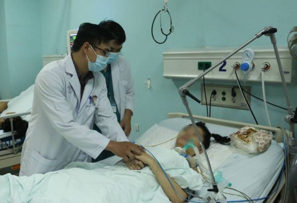 bác sĩ bệnh viện chợ rẫy chăm sóc người bệnh