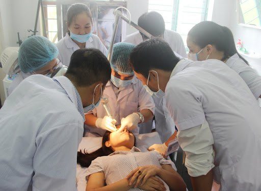 Hình ảnh bác sĩ bệnh viện da liễu trung ương đang điều trị cho người bệnh