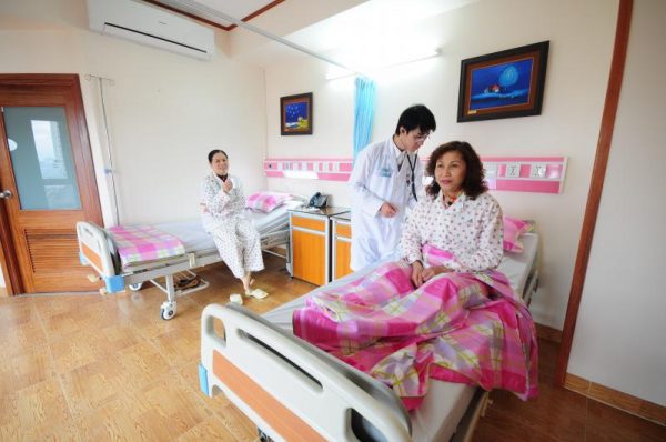 bác sĩ thăm khám cho người bệnh tại bệnh viện hồng ngọc