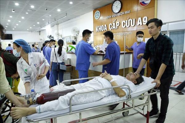 y bác sĩ của bệnh viện bạch mai đang túc trực người bệnh