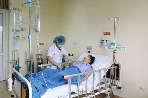 Nhân viên bệnh viện 108 đang chăm sóc người bệnh