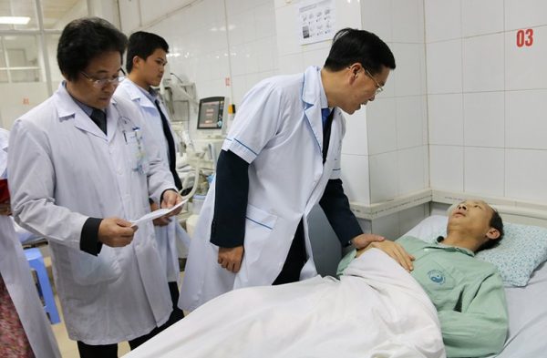 bác sĩ của bệnh viện y học cổ truyền trung ương đnag thăm khám cho người bệnh