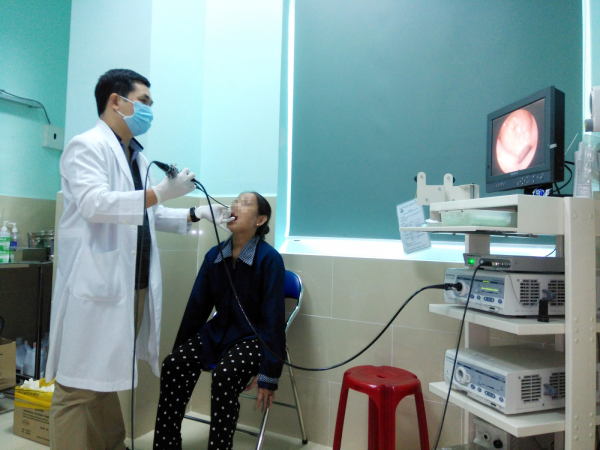 bác sĩ bệnh viện tai mũi họng sài gòn đang thăm khám cho người bệnh