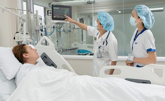 bác sĩ của bệnh viện việt pháp đang tư vấn cho người bệnh