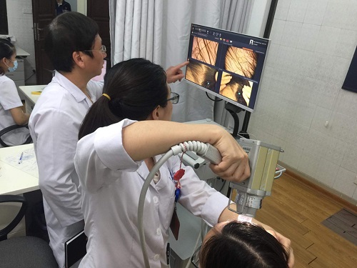 Bác sĩ đang chữa bệnh cho người dân