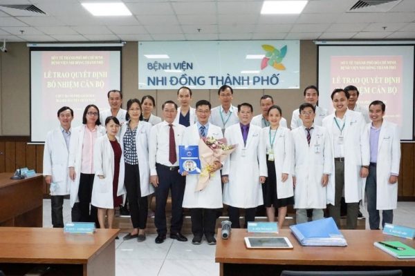 đội ngũ bác sĩ của nhi đồng thành phố