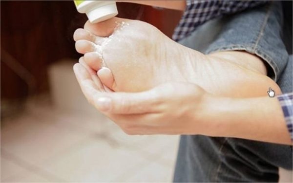 Giảm hôi chân với phấn rôm
