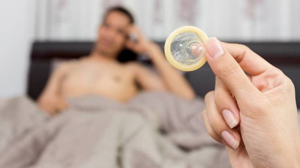 sử dụng bao cao su để tránh có thai