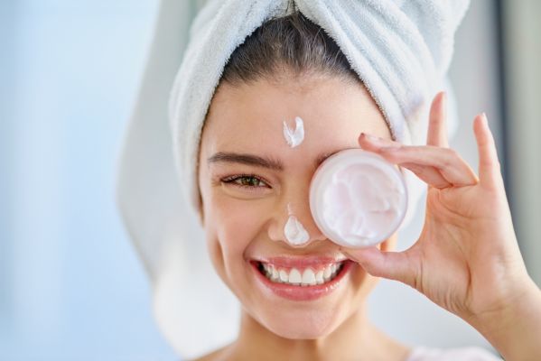 Điều trị da mặt khô ngứa mẩn đỏ bằng thuốc Tây