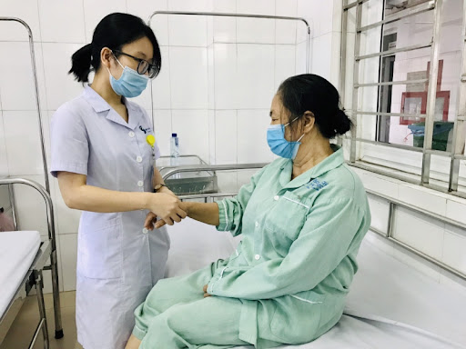 Bác sĩ bệnh viện nhiệt đới trung ương thăm khám cho người bệnh