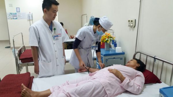bác sĩ bệnh viện TW Huế thăm khám cho người bệnh