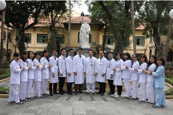 Đội ngũ bác sĩ bệnh viện Xanh Pôn