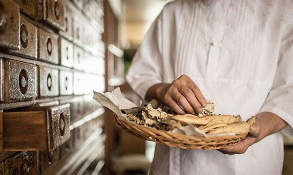 Chữa khí hư ra nhiều loãng như nước bằng Đông y