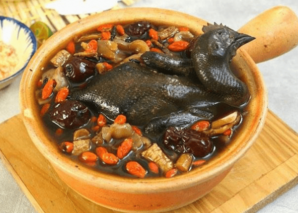 Gà đen hầm hoàng kỳ