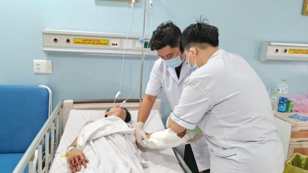 bác sĩ viện quân y 175 đăng chăm sóc cho người bệnh