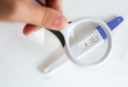 Trễ kinh 3 ngày thử que 1 vạch đậm 1 vạch mờ nguyên nhân do đâu?