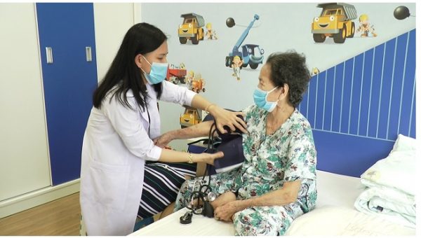 bác sĩ tại phòng khám SIHG đang thăm khám cho người bệnh