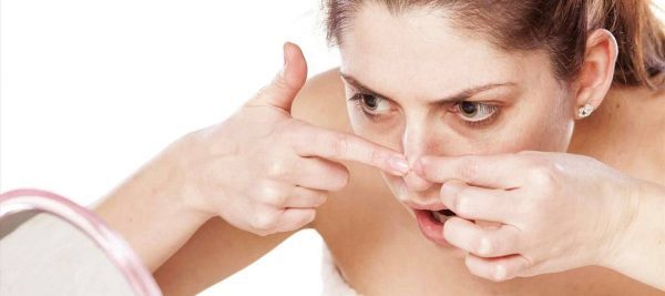Có nên nặn mụn bọc ở mũi không?