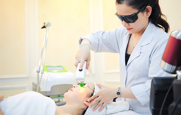 Da bị mụn khi nào cần tới bác sĩ da liễu