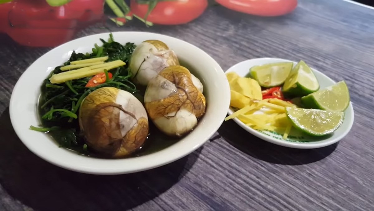 Bầu ăn trứng vịt lộn được không